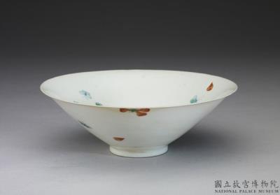 图片[2]-Bowl with lobed rim and wucai polychrome decoration of plum blossoms and butterflies, Ming dynasty, Chenghua reign (1495-1487)-China Archive